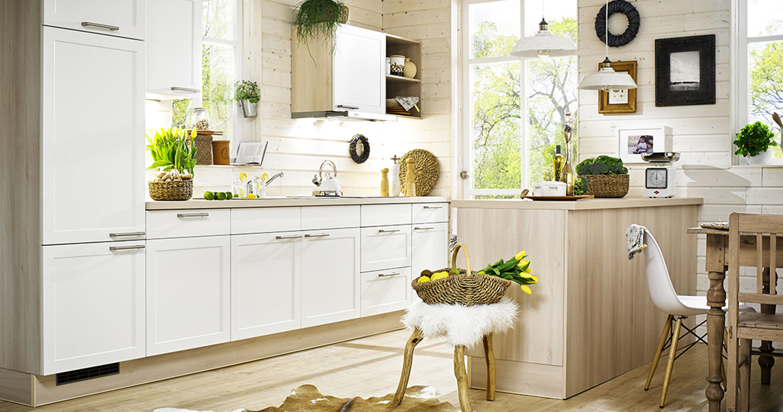 Rustikální kuchyně v bílé barvě s dřevěnou pracovní deskou do bytu, domu i na chatu