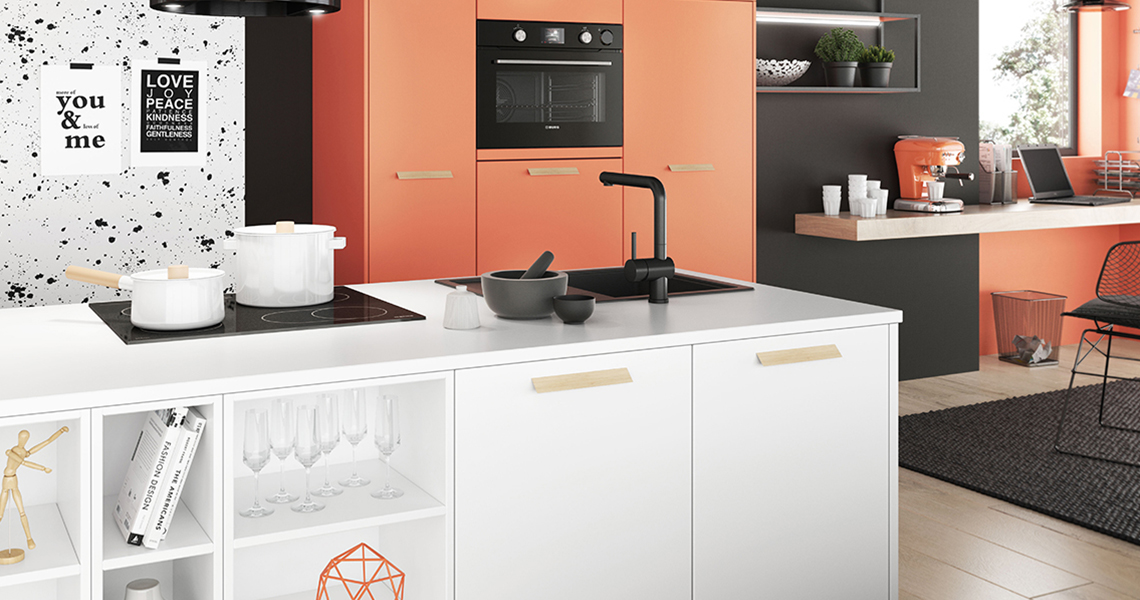 Kuchyně výrazných barev v moderním stylu s ostrůvkem Novela / Savana