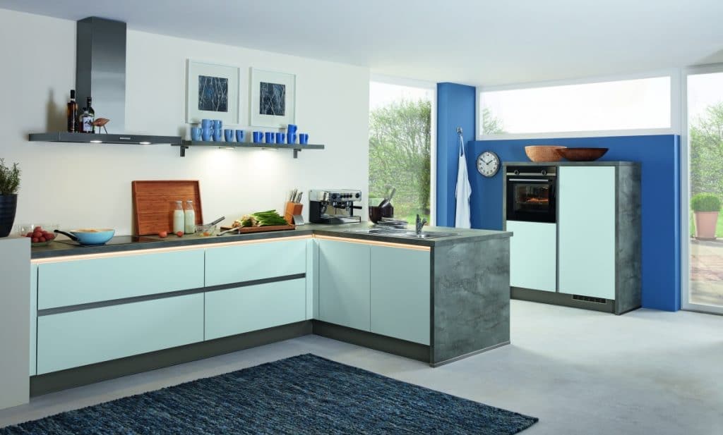 Kuchyně do tvaru L v modré barvě