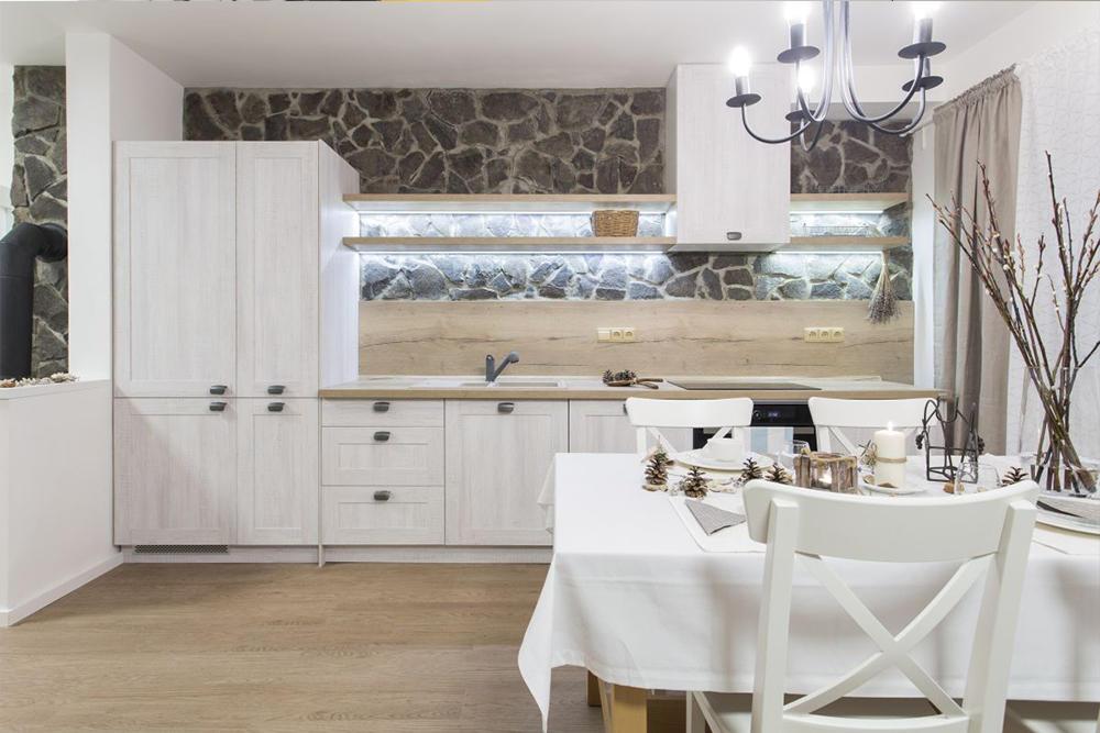 Kuchyňská linka v provensalském stylu s dřevěnou podlahou a zádovám panelem, kamennou zdí
