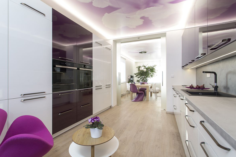 Inspirace fialová kuchyně- jak zakomponovat výrazné barvy