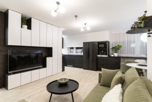 Malá kuchyně do bytu propojená s obývacím pokojem