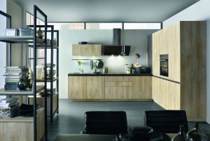 Rohová moderní kuchyně v dřevěném dekoru