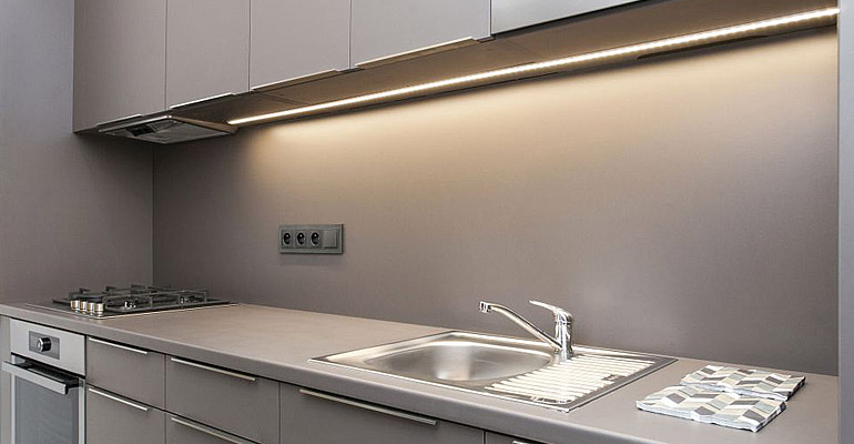 Úzkou místnost bez okna designéři vybavili kuchyní v dekoru inspirovaném lávou z modelové řady PIQTORY značky Dolti.