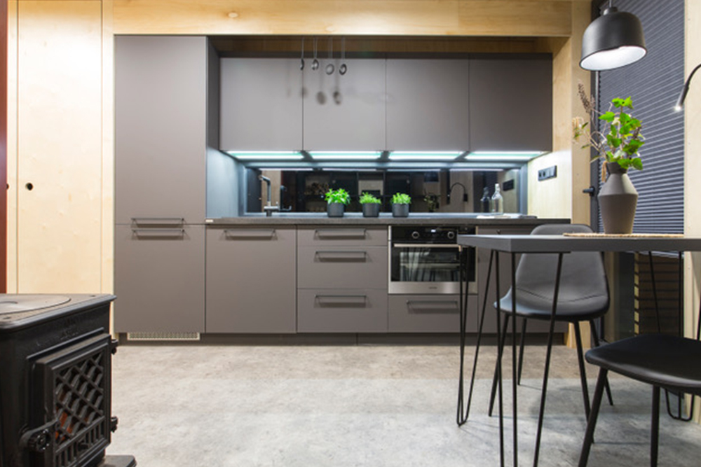 Inspirace malá kuchyně v šedé barvě do bytu