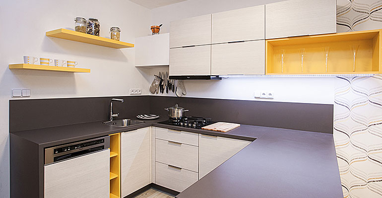 Elegantní moderní trojbarevná kuchyň do tvaru U