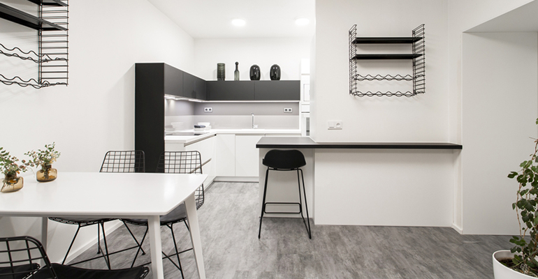 Moderní elegantní černobílá kuchyně Oresi