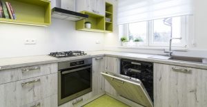 Kuchyně s dřevěným dekorem a zelenými prvky