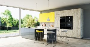 Kuchyně s ostrůvkem do domu s výraznou žlutou barvou