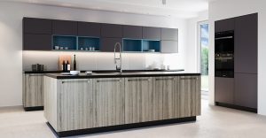 Moderní kuchyně s dřevěným dekorem, šedou a modrou