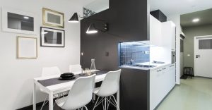 Moderní černobílá kuchyň s jídelním stolem