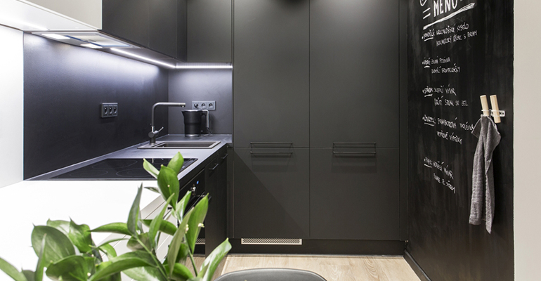 Malá černá kuchyně v moderním provedením do bytu