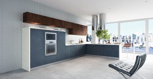 Prostorná kuchyně do tvaru L s využitím modré