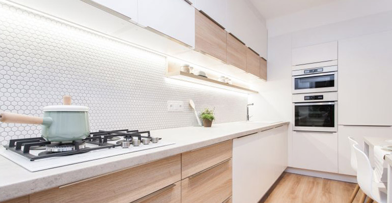 Bílo - dřevěná kuchyně, která působí hřejivým dojmem se spotřebiči v bílé barvě. Tato kuchyně působí vzdušně a designově.