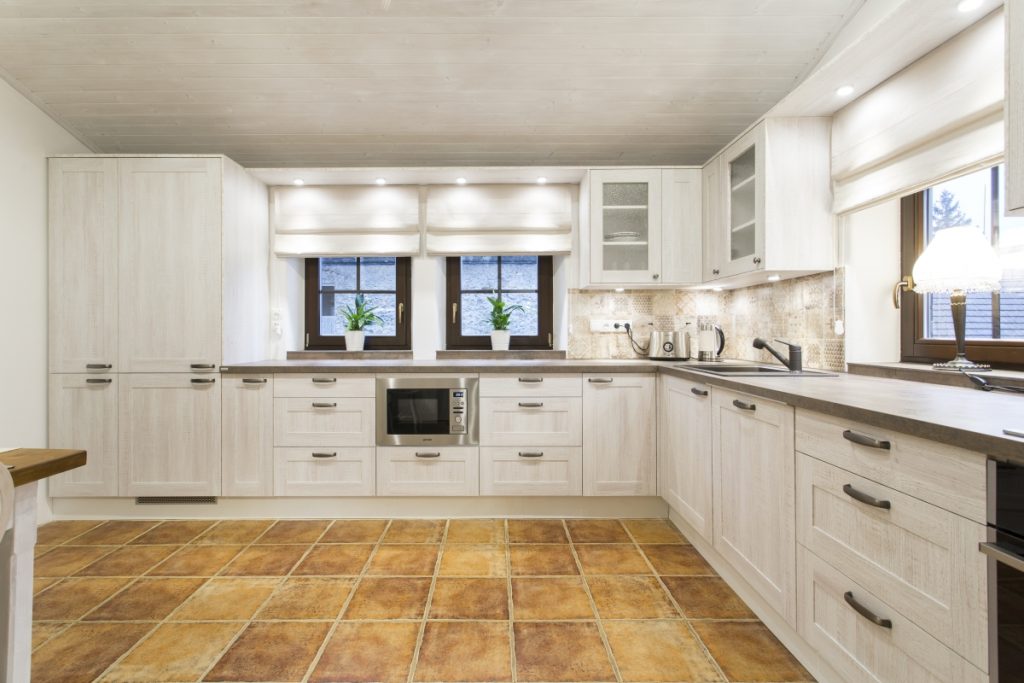 Rustikální kuchyně na chatu v bílé barvě, velmi praktické řešení kuchyňské linky