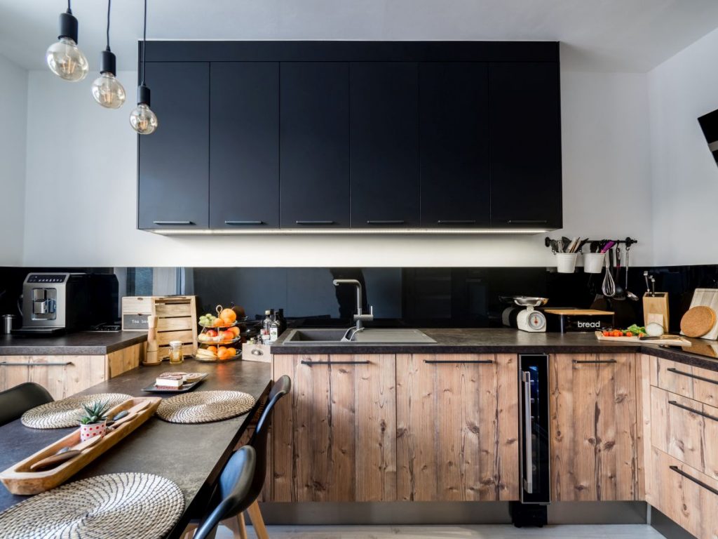 Moderní tmavá kuchyně s dřevěným dekorem