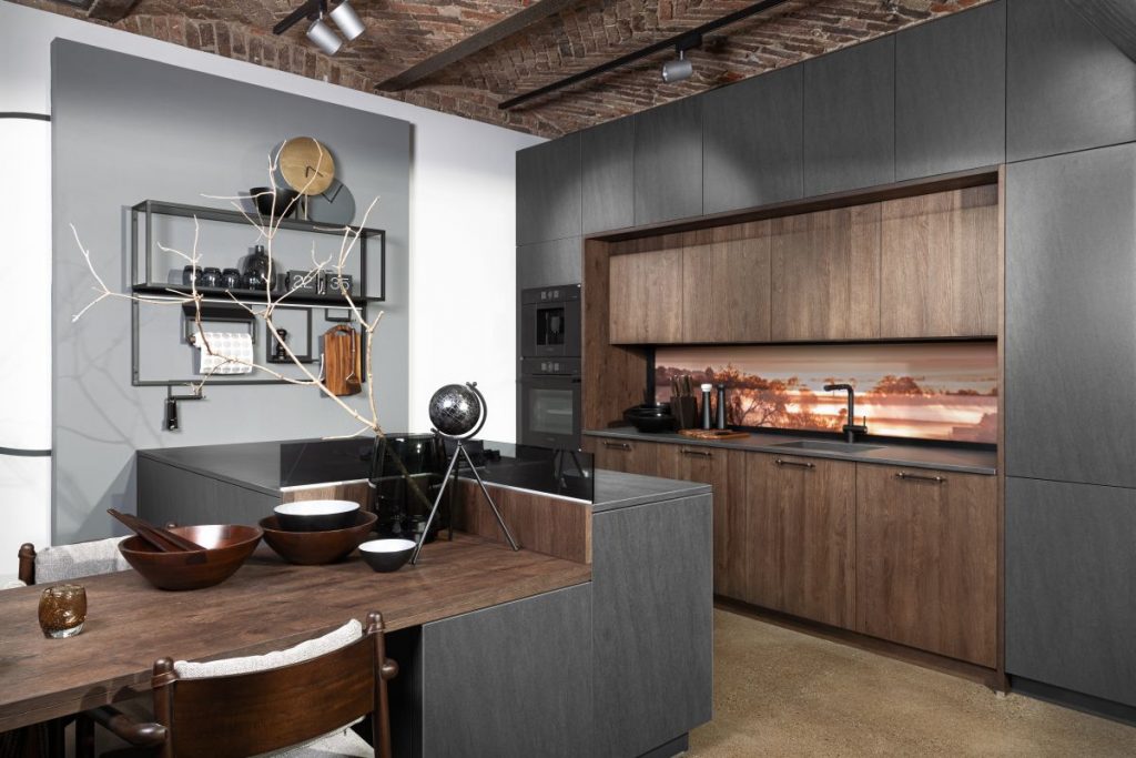Tmavá kuchyně v minimalistickém a moderním tylu s ostrůvkem.