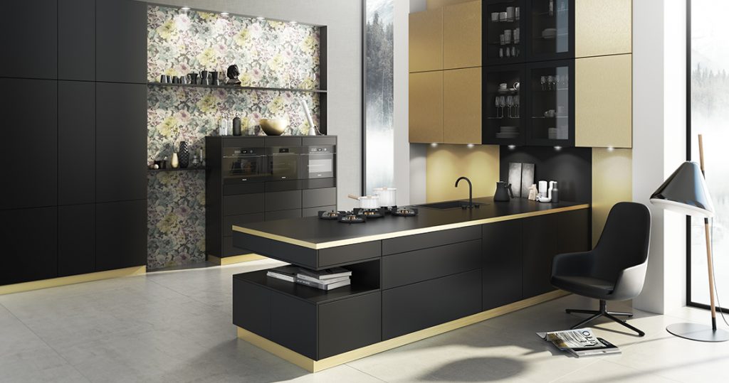Luxusní kuchyň ve zlaté a černé barvě