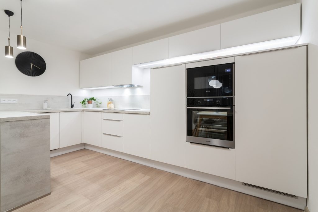 Útulná kuchyně v minimalistickém stylu v nadčasovém provedení v bílé barvě, ideální do bytu.
