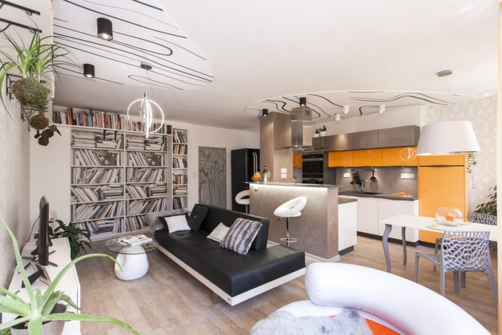 Moderní kuchyně propojená s obývacím pokojem svýraznou barvou