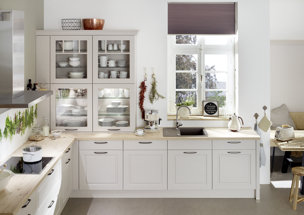 Rohová elegantní bílá kuchyň s dřevěnou linkou