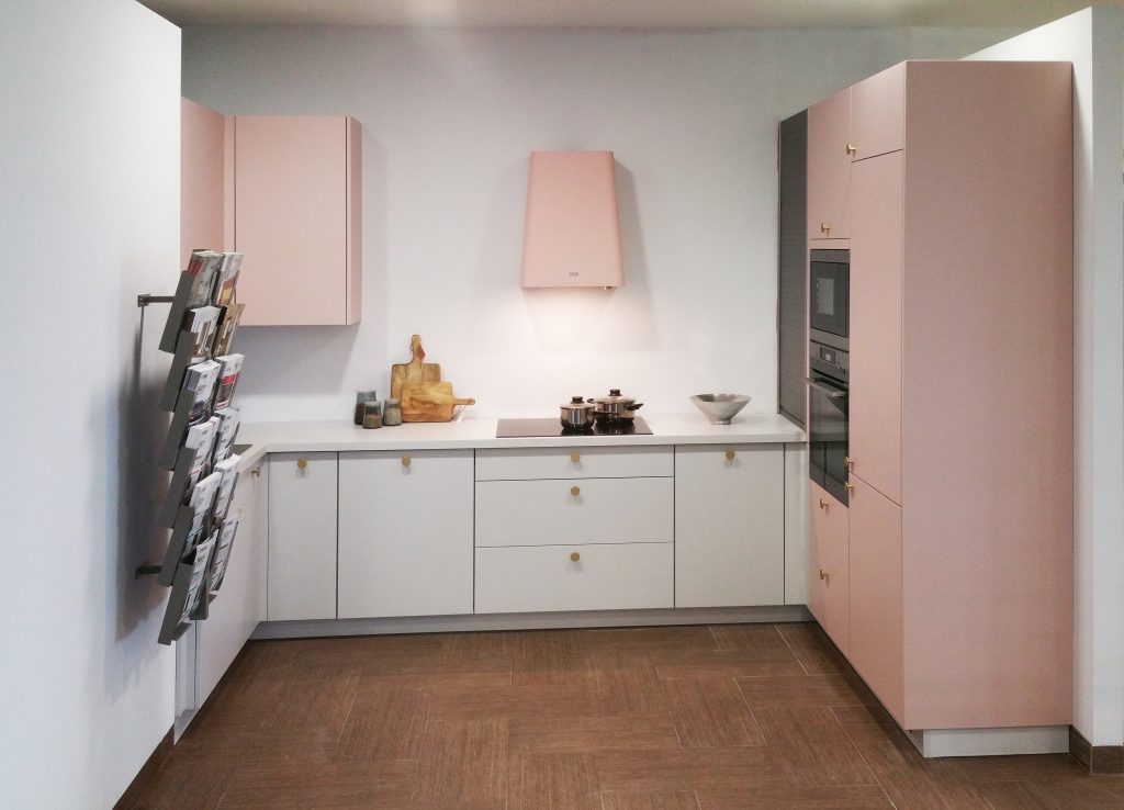 Matná kuchyň v růžové a bílé barvě