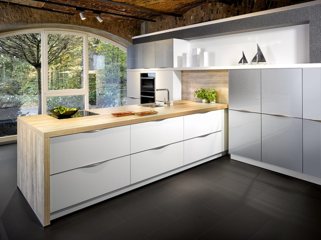 Bílá elegantní kuchyň s dekorem dřeva