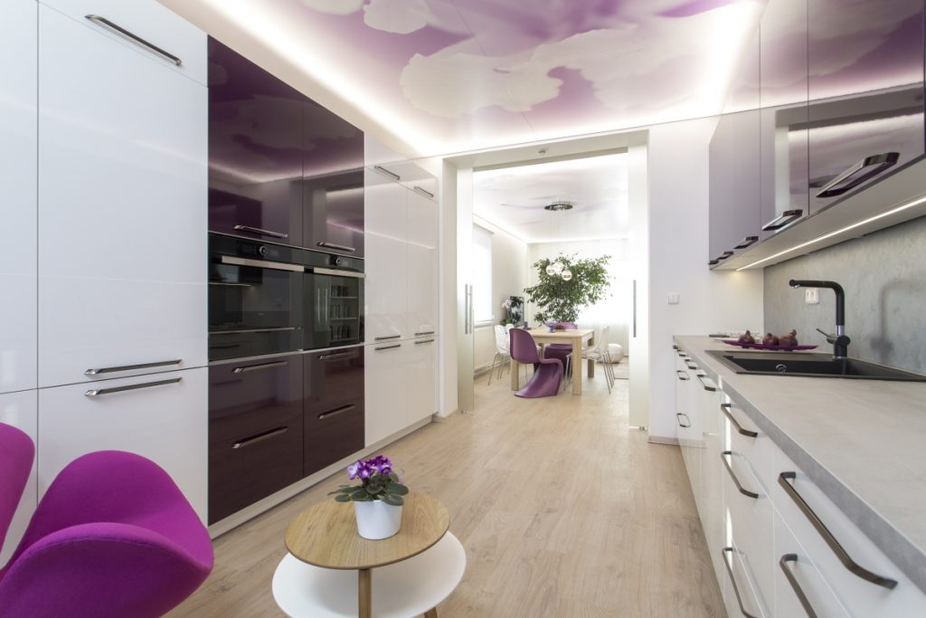 Kuchyně s fialovým nádechem do bytu