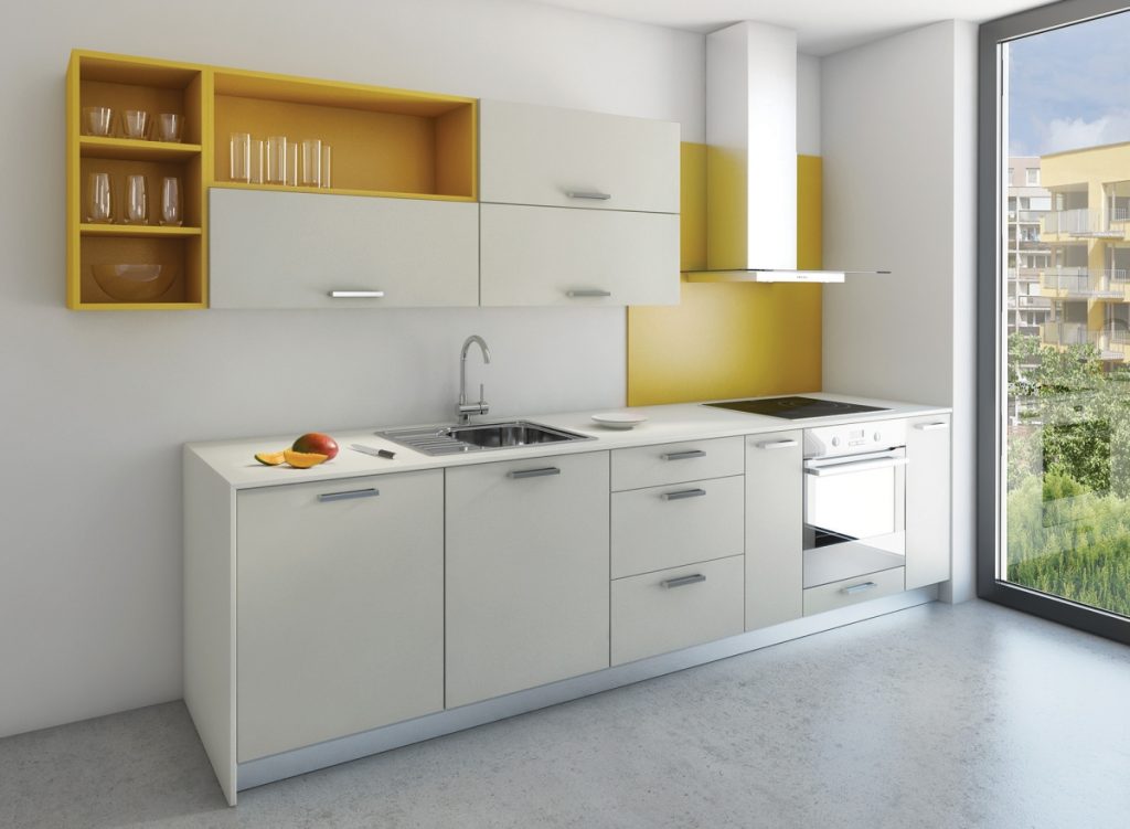 Malá, levná kuchyně nadčasové bílé a zajímavé žluté barvě.